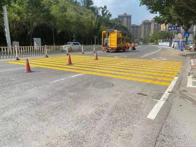 安全順暢迎開學(xué) 市區(qū)三所學(xué)校周邊道路安全設(shè)施全面升級
