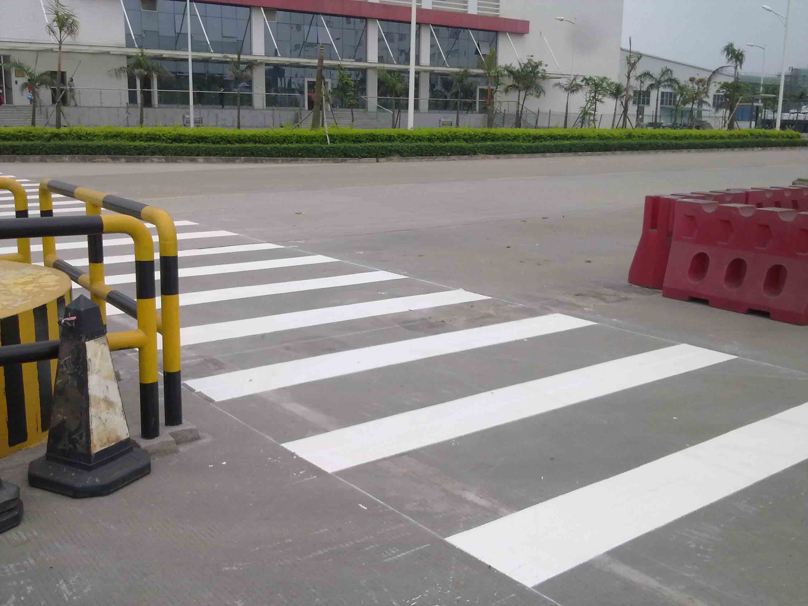 工廠交通安全設(shè)施全面升級 道路劃線、標(biāo)牌安裝與限速管理實(shí)踐案例