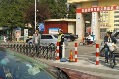 淮陰公安分局創(chuàng)新設置“可變護欄”，精準破解校園門前交通頑疾